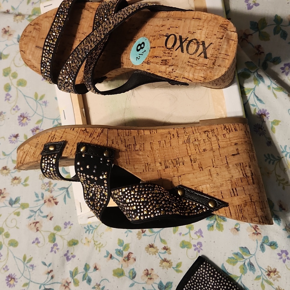 Platform Sandals - Picture 2 of 3